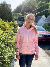 Charger l&#39;image dans la galerie, Coton ouaté rose à capuchon, pink hoodie with cap, activité physique, physical activity, outdoor, extérieur, Québec, doux, confortable, il sèche rapidement et respire, vêtements de sport pour femme beaux, pratiques, confortables et abordables. Soft, comfortable, dry fast, and breathable fabric, women&#39;s sportwear, beautiful, practical and affordable
