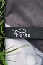 Charger l&#39;image dans la galerie, serviette nerka, nerka towel, grass, gazon, gris, gray, Québec, vêtements de sport pour femme beaux, pratiques, confortables et abordables. Soft, comfortable, dry fast, and breathable fabric, women&#39;s sportwear, beautiful, practical and affordable, accessories, accessoire, absorbent, absorbante, fait au québec, made in quebec
