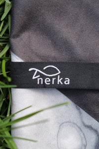 serviette nerka, nerka towel, grass, gazon, gris, gray, Québec, vêtements de sport pour femme beaux, pratiques, confortables et abordables. Soft, comfortable, dry fast, and breathable fabric, women's sportwear, beautiful, practical and affordable, accessories, accessoire, absorbent, absorbante, fait au québec, made in quebec