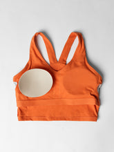 Charger l&#39;image dans la galerie, Camisole de sport avec coussinets amovibles Orange Juice
